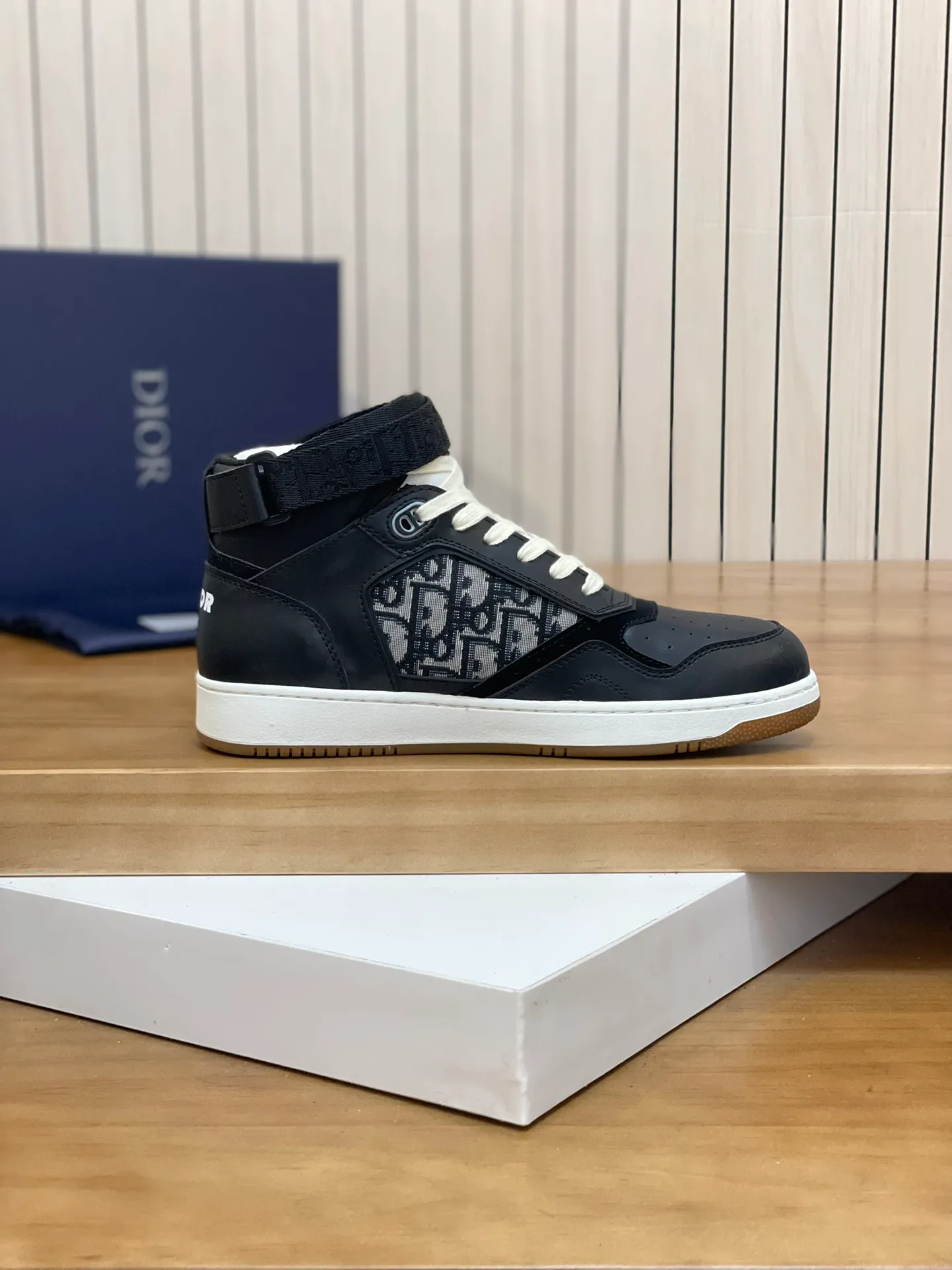Men's shoes: 💰P460¥ Product trademark: Dior* "Dior*" high-top casual shoes Regular size: 38-44 (can be customized to 45.46) Product materials: Upper imported cowhide stitched with original fabric, breathable lining, original outsole. Number: 1006